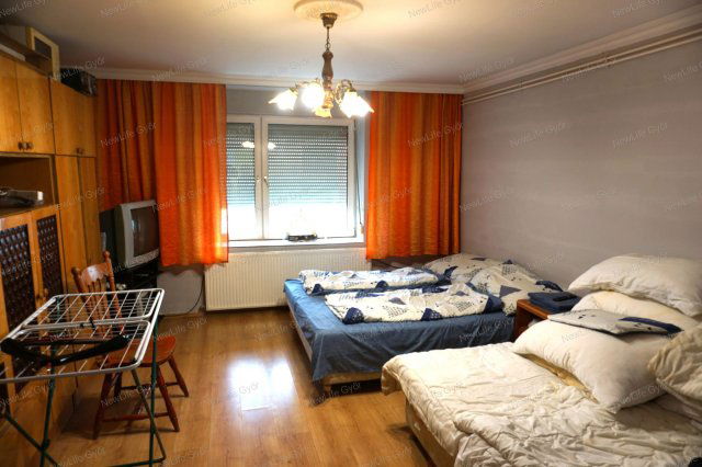Eladó családi ház, Mosonszentmiklóson 125 M Ft, 14 szobás