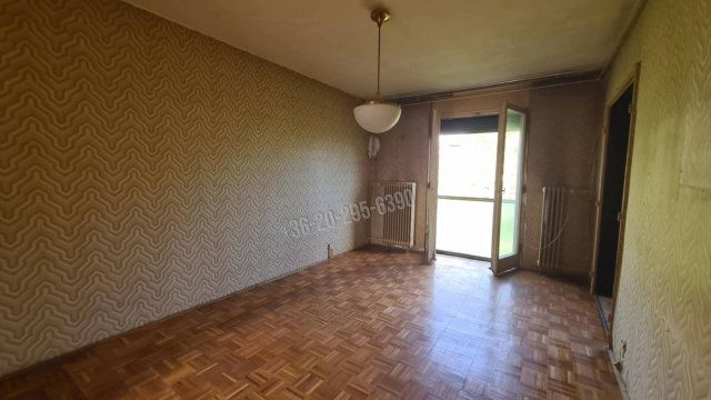 Eladó panellakás, Dunaújvárosban 27.9 M Ft, 1+3 szobás