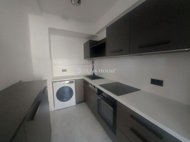 Eladó téglalakás, Pécsett 64.99 M Ft, 2 szobás