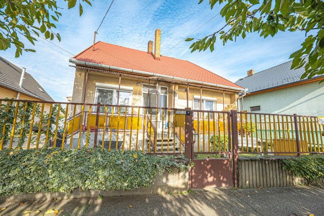 Eladó családi ház, Tolnán 44.9 M Ft, 6 szobás