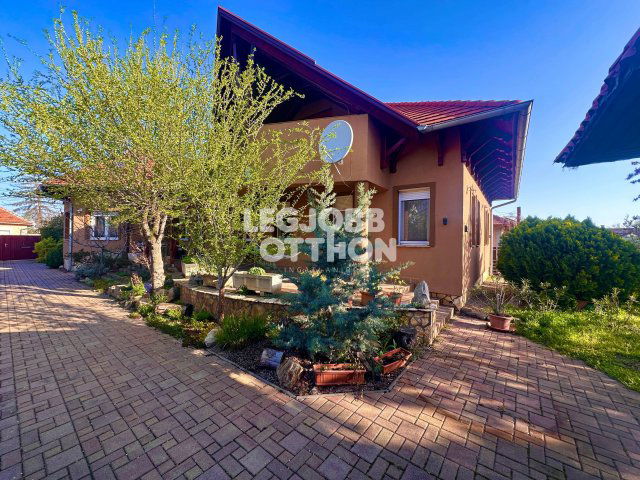Eladó családi ház, Cegléden 148.5 M Ft, 5 szobás