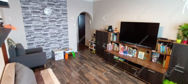 Eladó panellakás, Szegeden 69.986 M Ft, 4 szobás