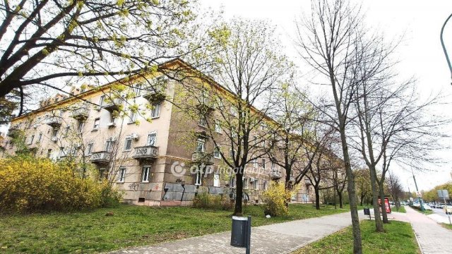 Eladó téglalakás, Dunaújvárosban 9 M Ft, 5 szobás