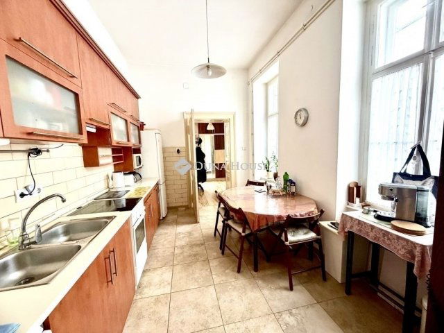 Eladó téglalakás, Budapesten, VIII. kerületben 120 M Ft