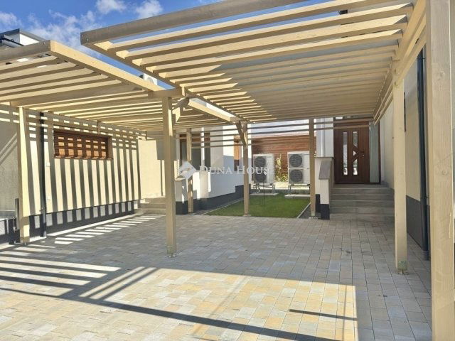 Eladó családi ház, Pécsett 115.99 M Ft, 4 szobás