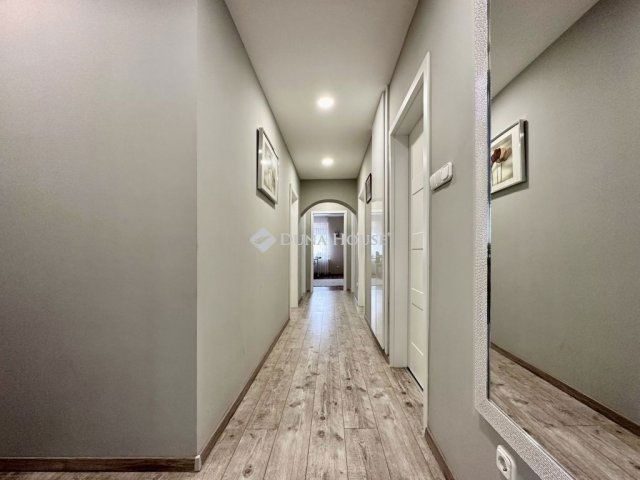 Eladó családi ház, Pécsett 280 M Ft, 9 szobás