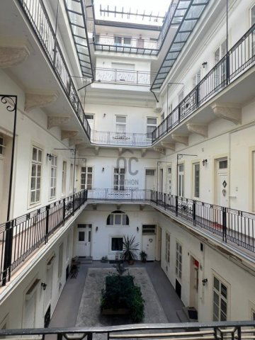 Eladó téglalakás, Budapesten, VI. kerületben 62.9 M Ft, 1 szobás