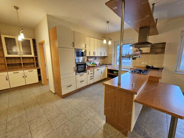 Eladó családi ház, Pécelen 359 M Ft, 5 szobás