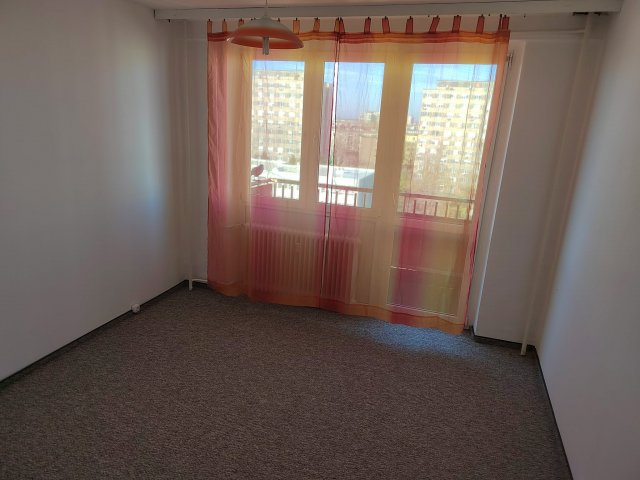 Eladó panellakás, Dunaújvárosban, Köztársaság úton 32.5 M Ft