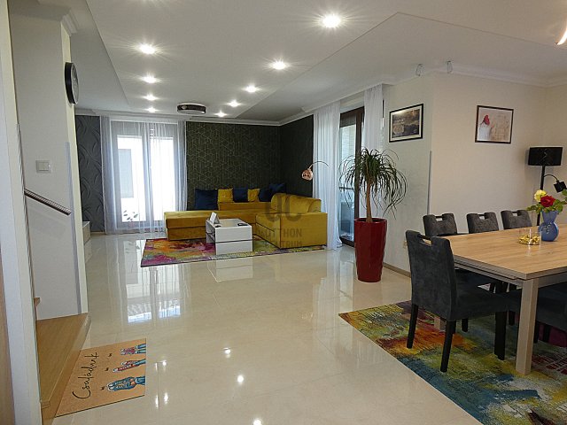 Eladó családi ház, Debrecenben 250 M Ft, 6 szobás