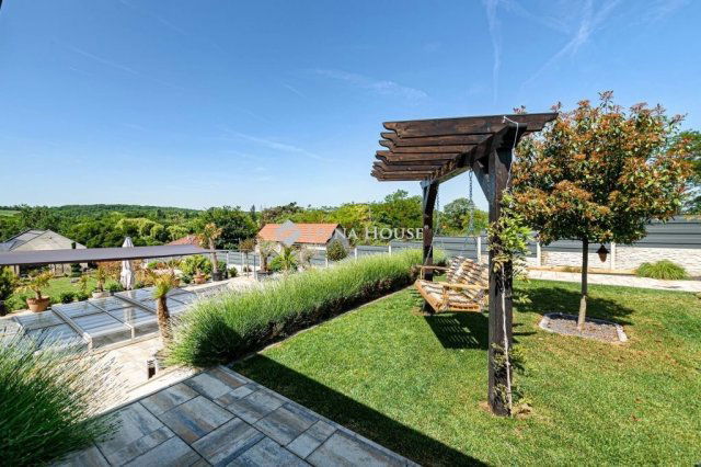 Eladó családi ház, Etyeken 367 M Ft, 5 szobás