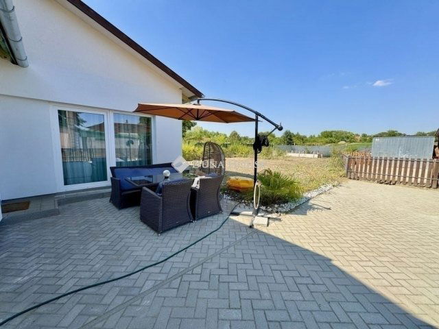 Eladó családi ház, Kókán 96.9 M Ft, 6 szobás