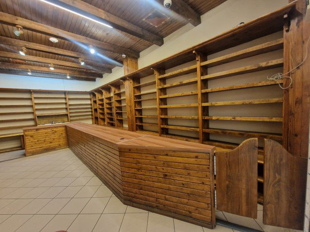 Eladó üzlethelyiség, XV. kerületben, Szentmihályi úton