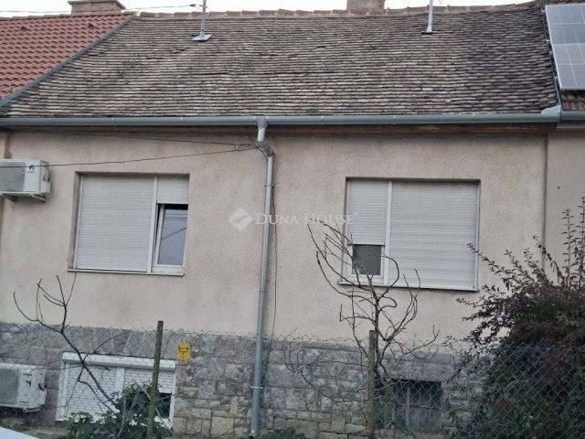 Eladó téglalakás, Pécsett 42 M Ft, 4 szobás