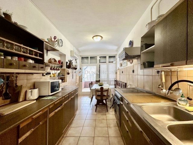 Eladó téglalakás, Pécsett 109 M Ft, 4 szobás