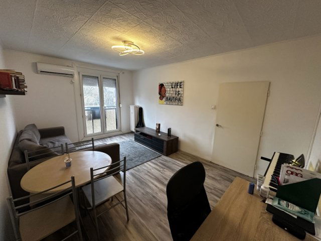 Eladó panellakás, Pécsett 40 M Ft, 1+1 szobás