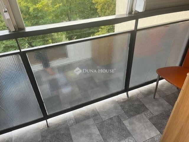 Eladó panellakás, Pécsett 55.9 M Ft, 4 szobás