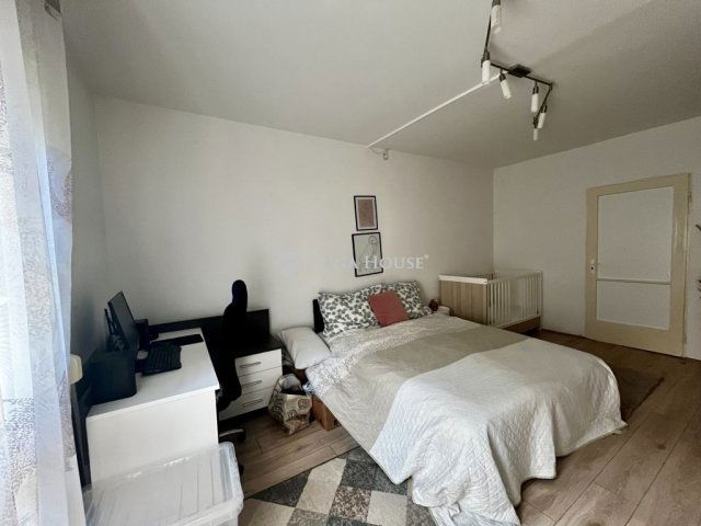 Eladó panellakás, Pécsett 49.9 M Ft, 3 szobás