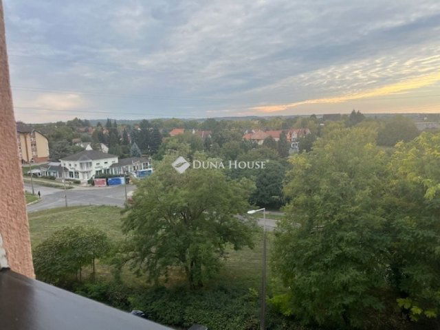 Eladó panellakás, Pécsett 52.9 M Ft, 4 szobás