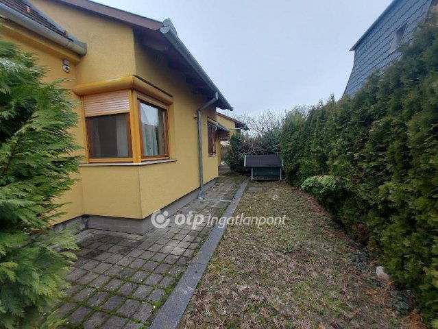 Eladó családi ház, Pécsett 103.8 M Ft, 3 szobás