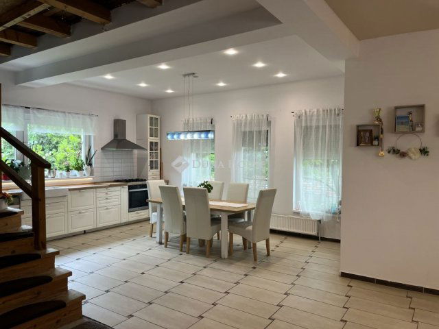 Eladó családi ház, Dunakeszin 189.9 M Ft, 6 szobás