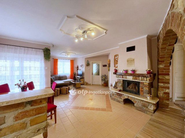Eladó családi ház, Pécelen 92.9 M Ft, 3 szobás