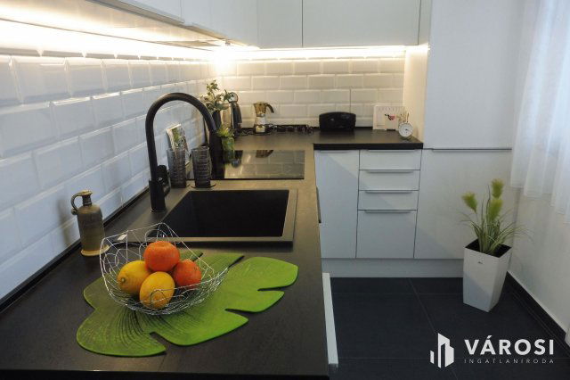 Eladó panellakás, Szegeden 69.9 M Ft, 2 szobás