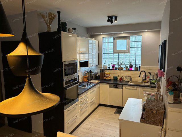 Eladó téglalakás, Győrött 98.9 M Ft, 3 szobás