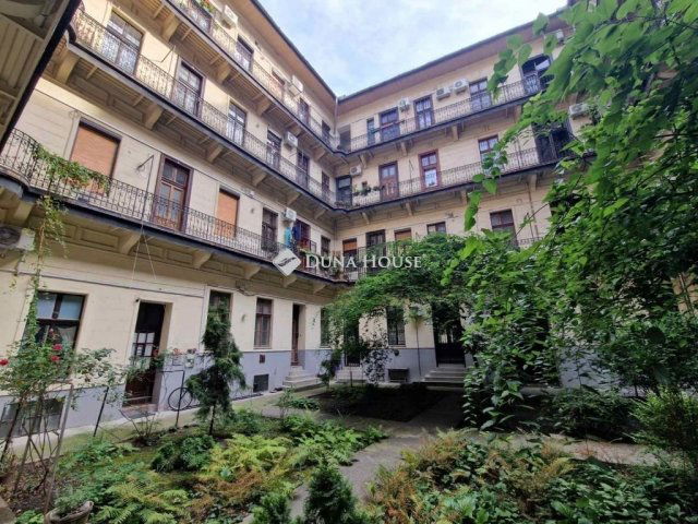 Eladó téglalakás, Budapesten, VI. kerületben 61.5 M Ft, 2 szobás