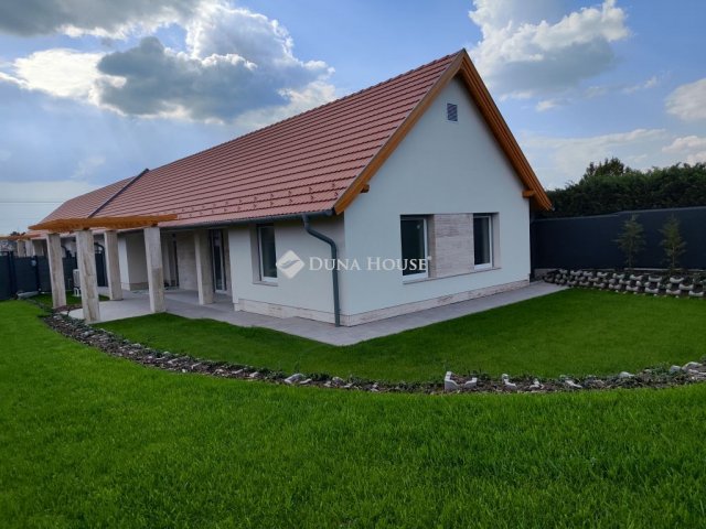 Eladó családi ház, Ráckeresztúron 84.99 M Ft, 4 szobás