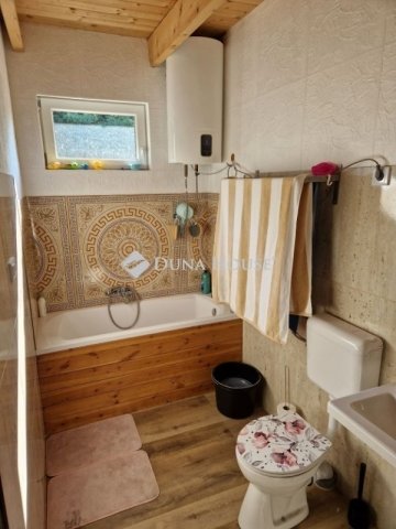 Eladó családi ház, Nyáregyházán 70 M Ft, 6 szobás