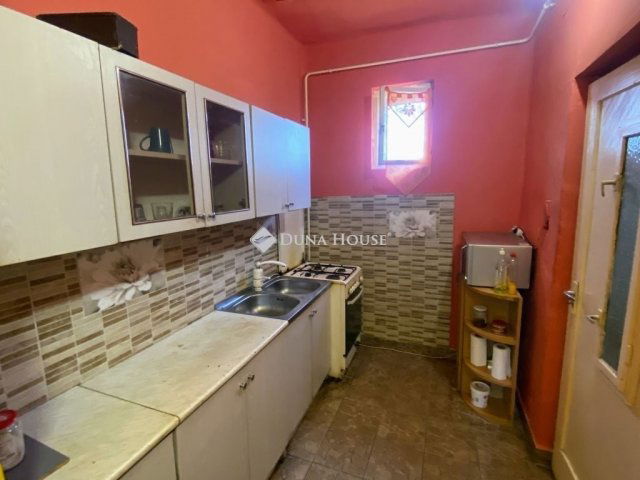 Eladó családi ház, Tasson 35 M Ft, 2 szobás
