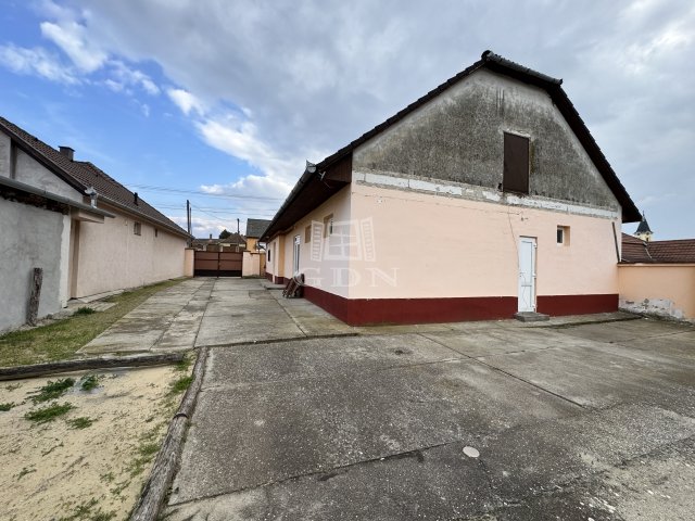 Eladó üzlethelyiség, Nagybaracskán 25 M Ft