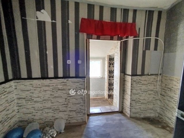 Eladó családi ház, Rádfalván 13.8 M Ft, 2 szobás