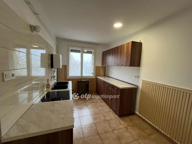 Eladó téglalakás, Szekszárdon 42.5 M Ft, 2 szobás