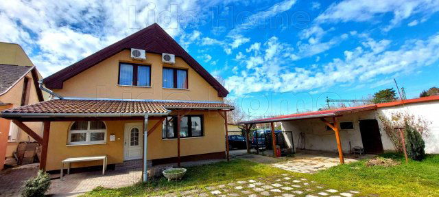 Eladó családi ház, Siófokon 89.9 M Ft, 12 szobás