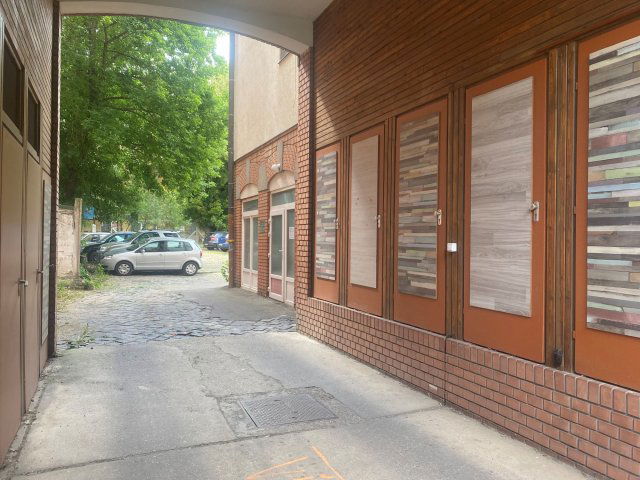 Eladó üzlethelyiség, Kiskunhalason 0.08 M Ft, 1 szobás