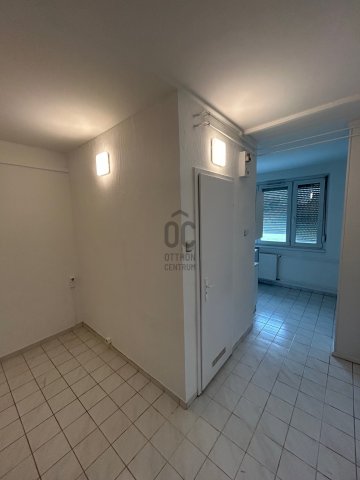 Eladó panellakás, Cegléden 36.9 M Ft, 1 szobás
