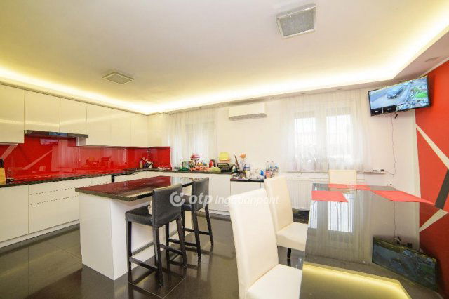 Eladó családi ház, Cegléden 90 M Ft, 4+1 szobás