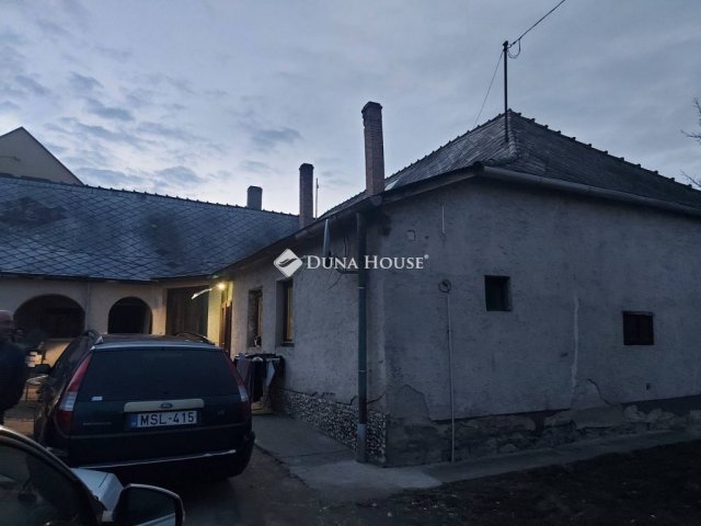 Eladó családi ház, Lábatlanon 29 M Ft, 5 szobás