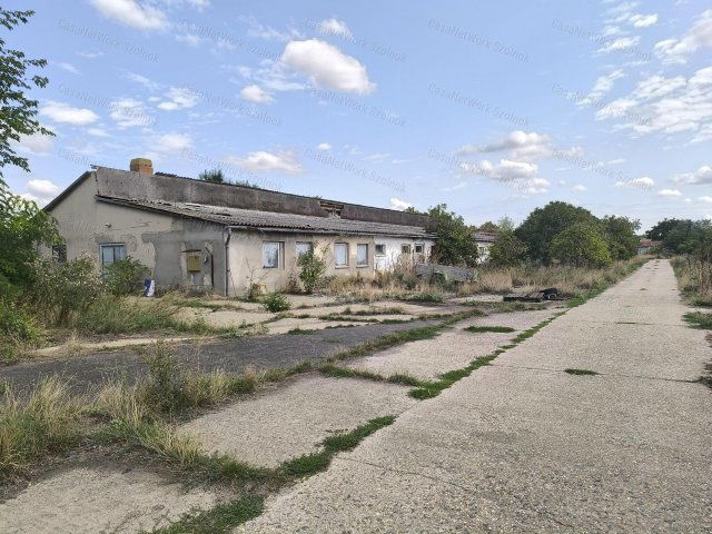 Eladó ipari ingatlan, Rákóczifalván 350 M Ft, 1 szobás