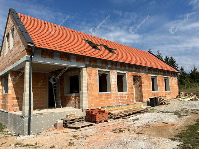 Eladó családi ház, Zsirán 153.5 M Ft, 4 szobás