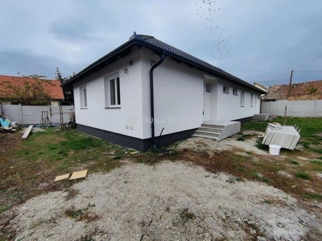 Eladó ikerház, Monoron 87.9 M Ft, 4 szobás / költözzbe.hu