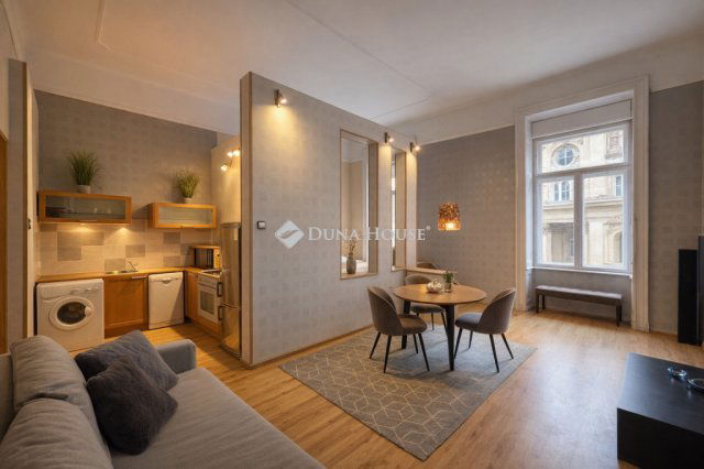 Eladó téglalakás, Budapesten, V. kerületben, Egyetem téren