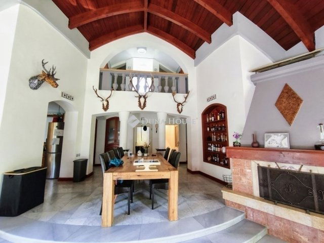 Eladó családi ház, Pécsett 120 M Ft, 6 szobás