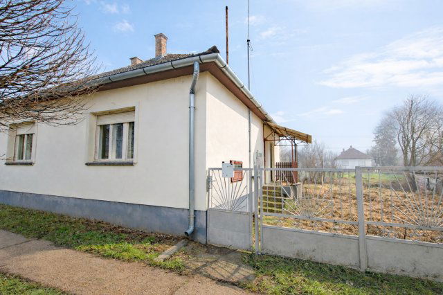 Eladó családi ház, Szakcson 9.5 M Ft, 3 szobás