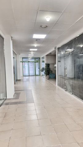 Eladó üzlethelyiség, Nyíregyházán, Kossuth téren 5.4 M Ft