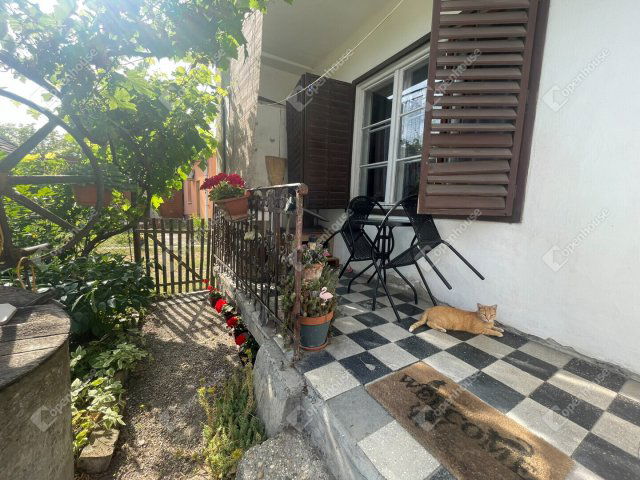 Eladó családi ház, Komáromban 39.9 M Ft, 2 szobás