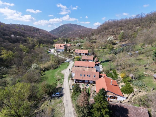 Eladó családi ház, Hosszúhetényen 185 M Ft, 6+1 szobás