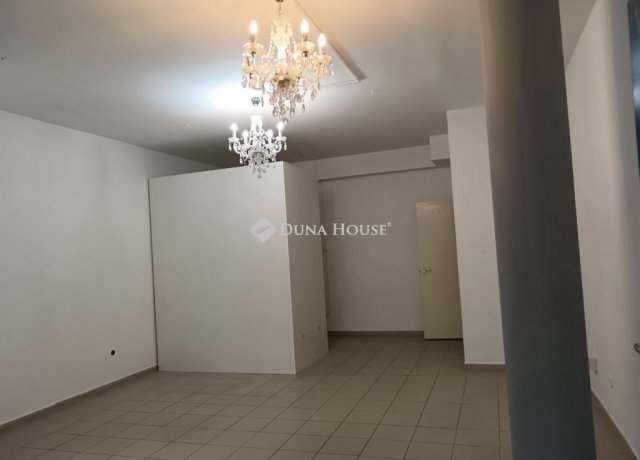Eladó üzlethelyiség, Pécsett 18.7 M Ft, 1 szobás
